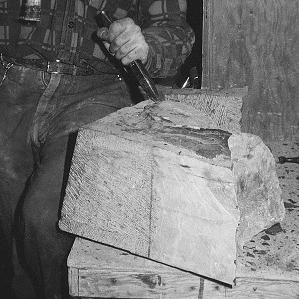 ouvrier-en-train-de-ciseler-une-pierre